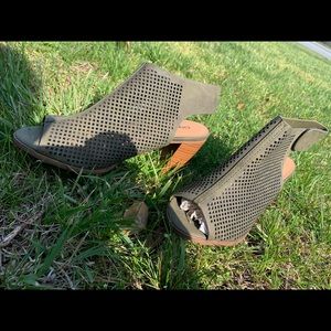 these are army green heel